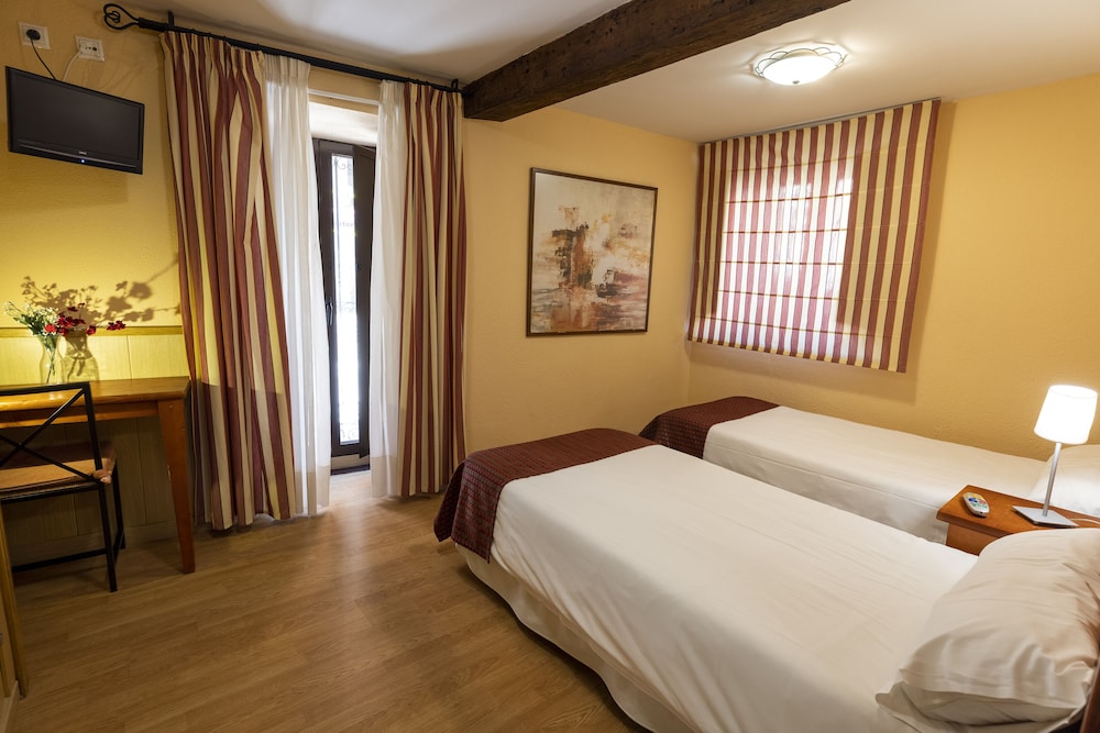 Hostal Restaurante Puerta del Alcázar 38/61