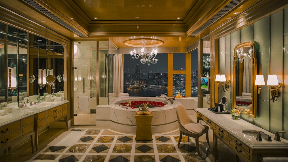 Four Seasons Hotel Hong Kong 50/76