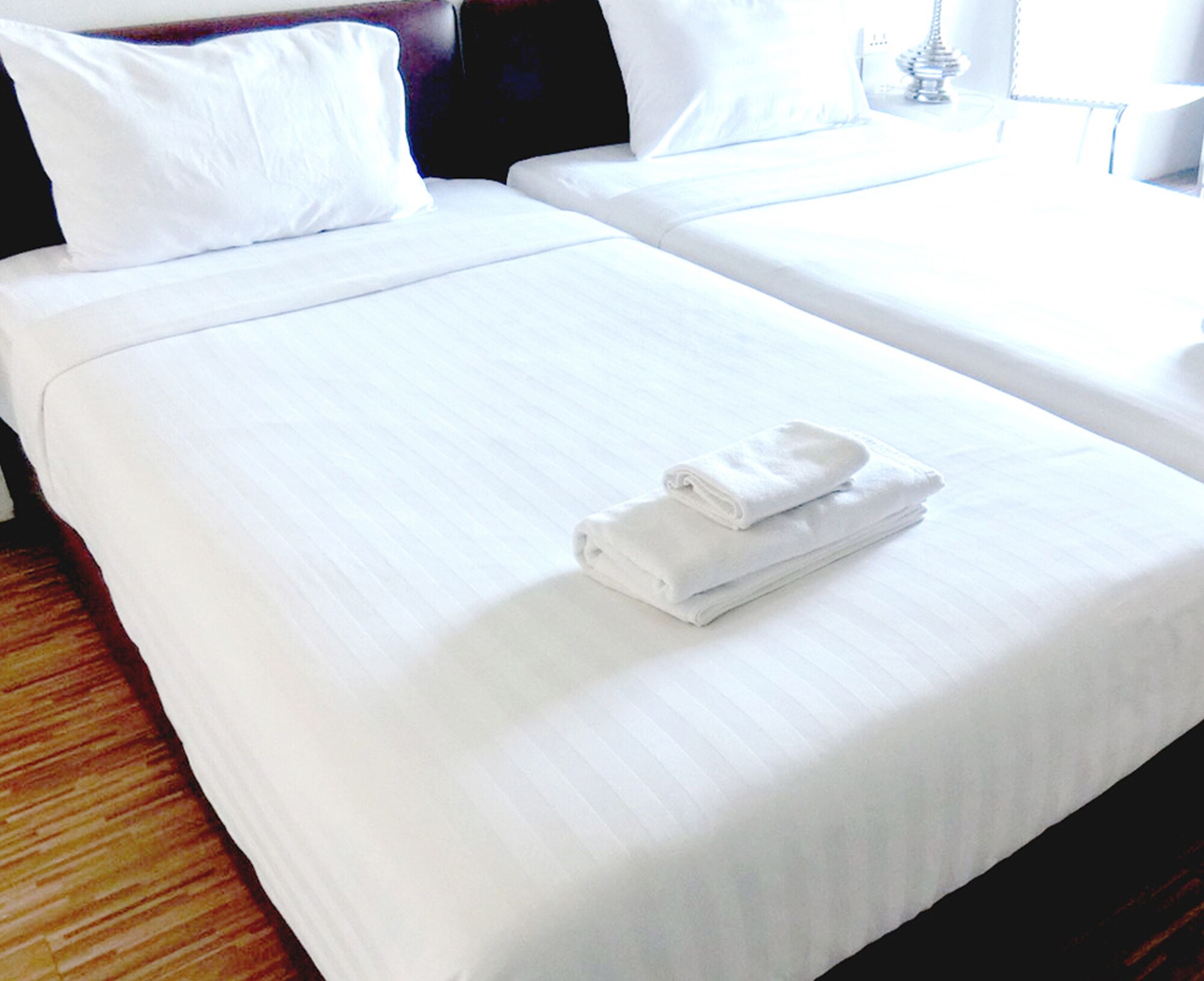DELUXE, TWIN BEDS