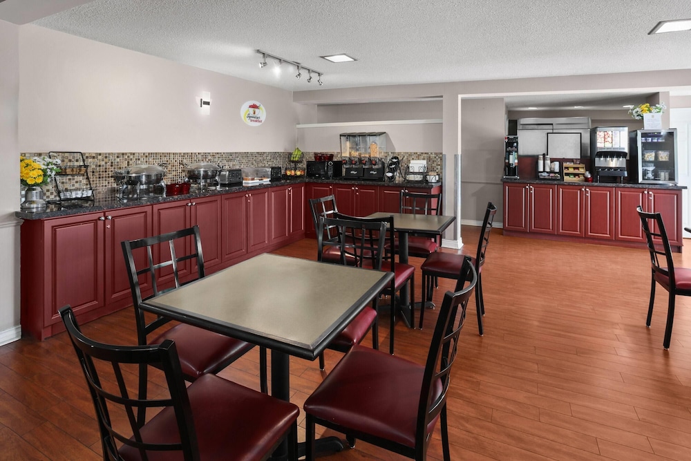 Super 8 by Wyndham Gananoque - Country Squire Resort 69/88
