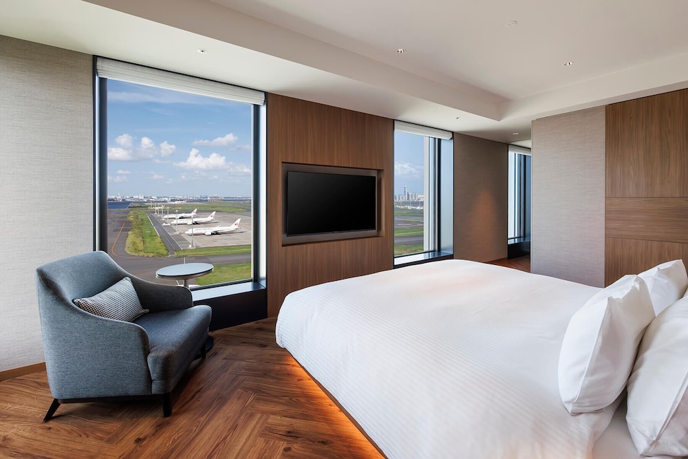 Metropolitan, Suite, King Bed, Airport View