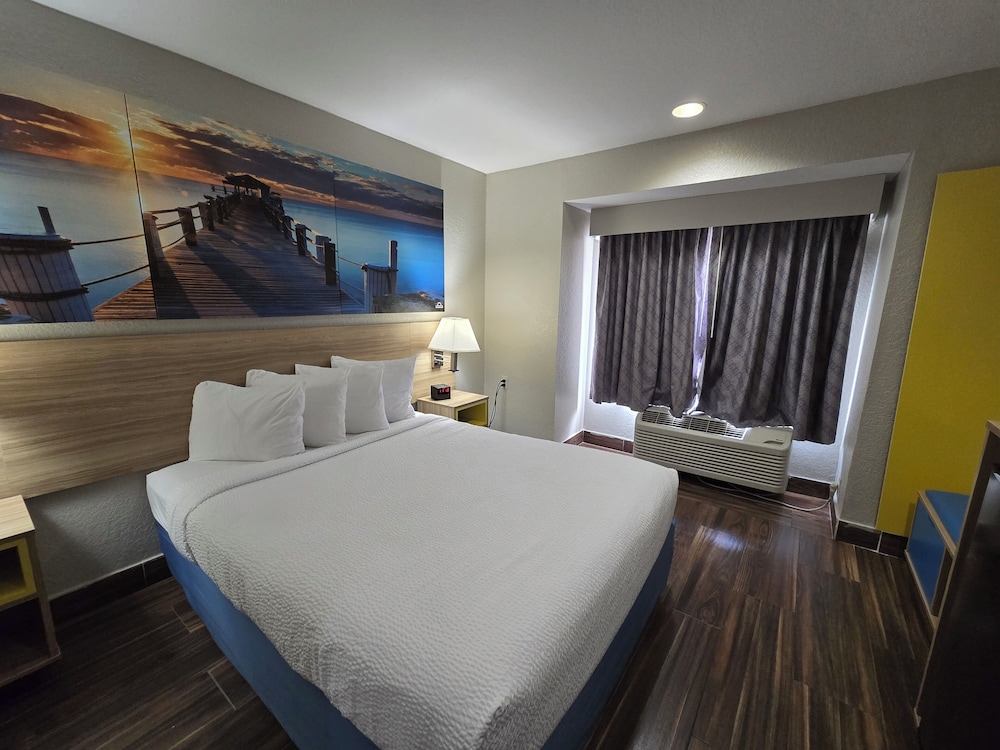 غرفة بسرير كوين، Days Inn And Suites By Wyndham Tampa Raymond James Stadium 3/10