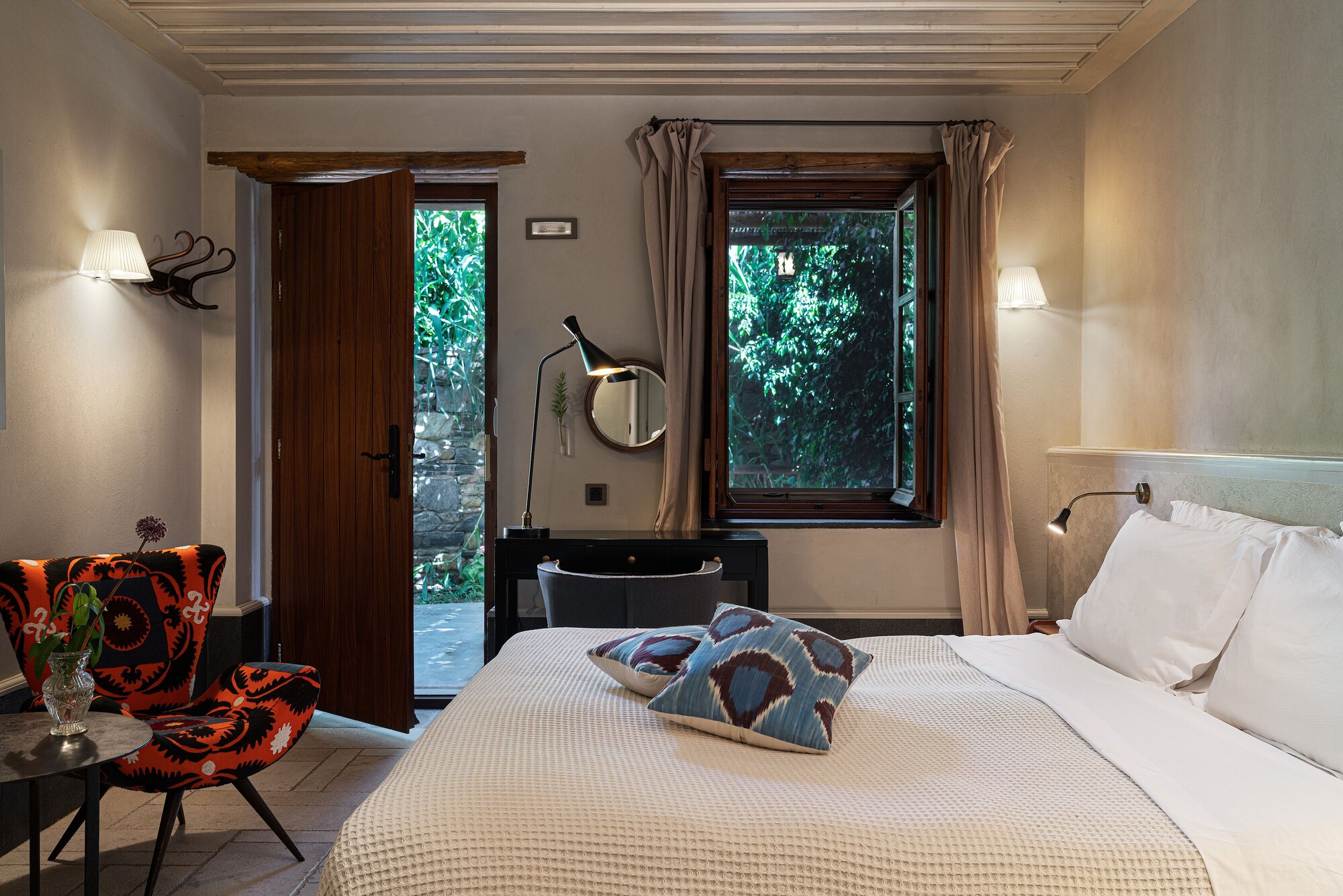 ROOM, DOUBLE BED