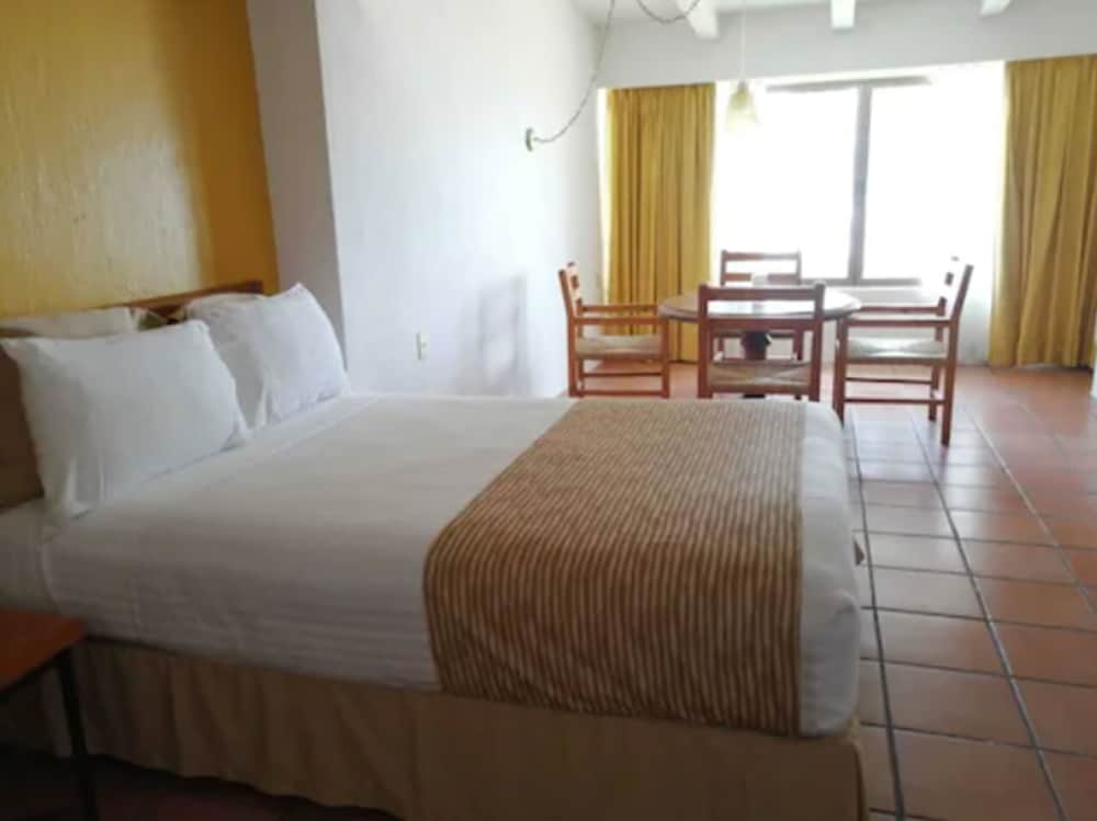 HOTEL REAL DE CHAPALA 3/42