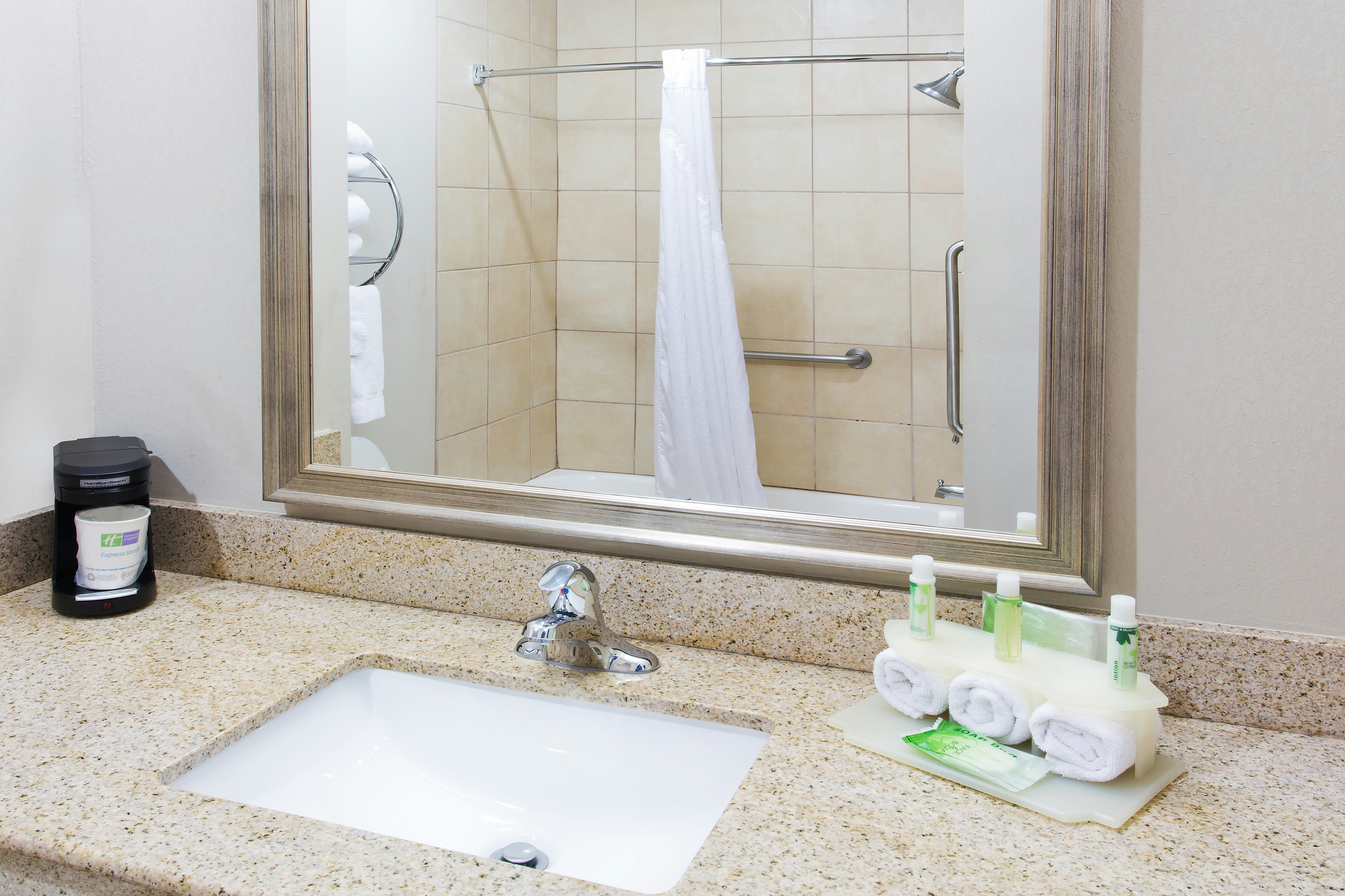 Holiday Inn Express Hotel And Suites Alvarado 50/50