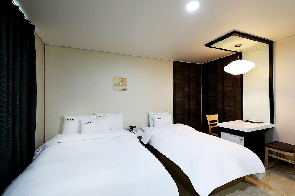 White Tourist Hotel 7/24