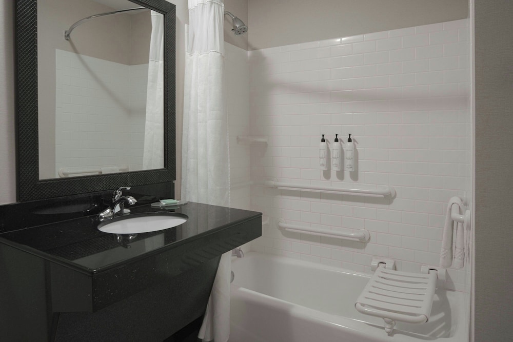 Fairfield Inn Suites By Marriott Louisville East 49/50