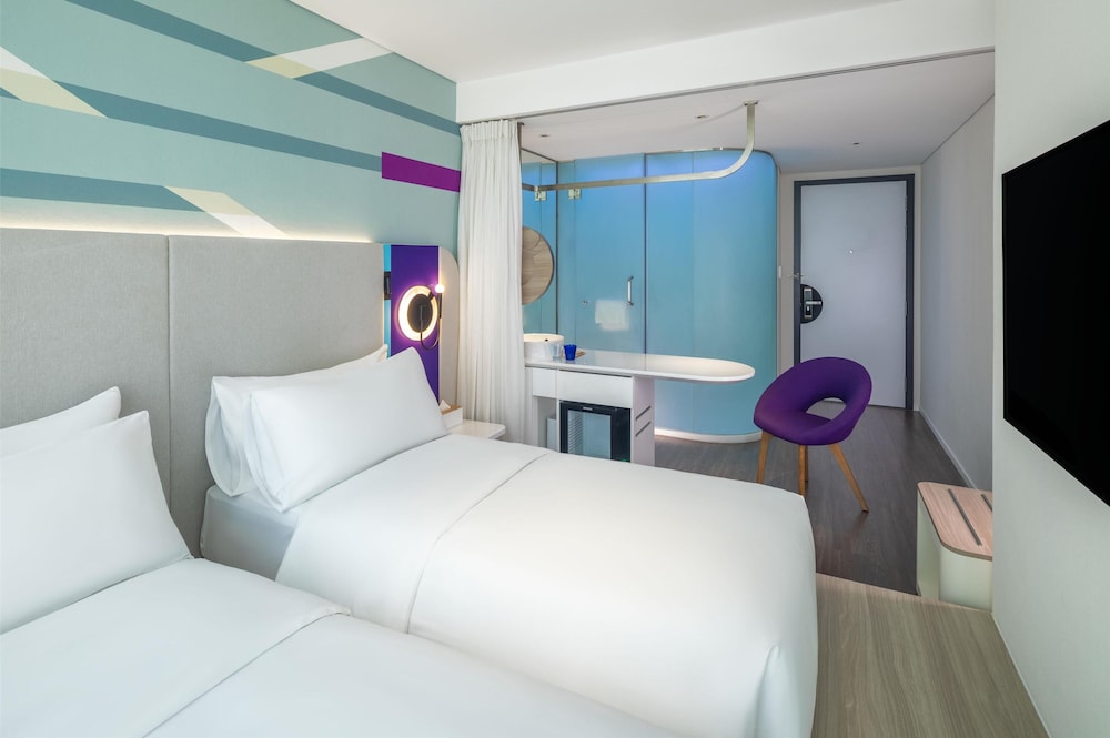 ROOM, TWIN BEDS