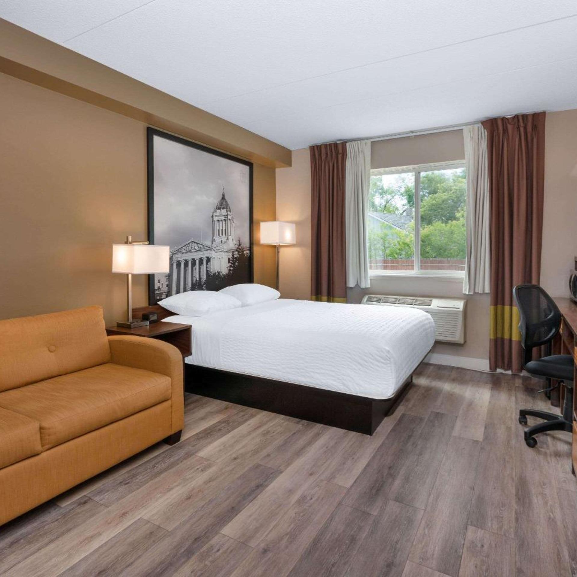 غرفة بزنس بسرير كوين مع أريكة، Super 8 by Wyndham Winnipeg West 9/10