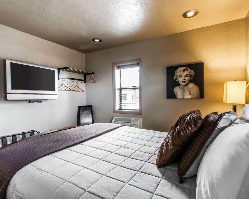 Rodeway Inn and Suites Downtowner Rte 66 16/39