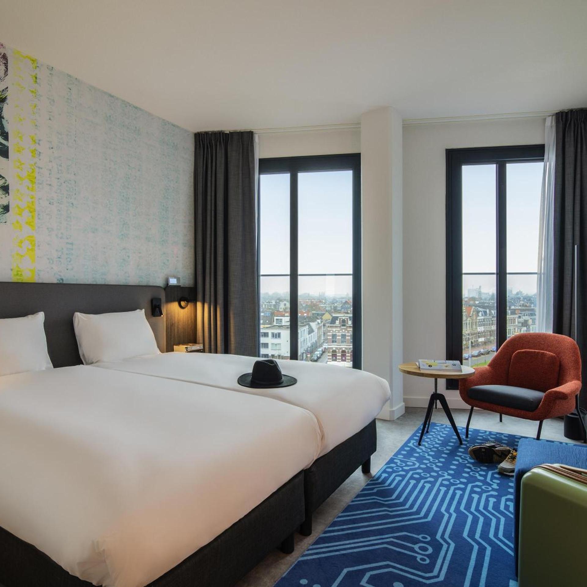 STANDARD, TWIN BEDS, PATIO VIEW