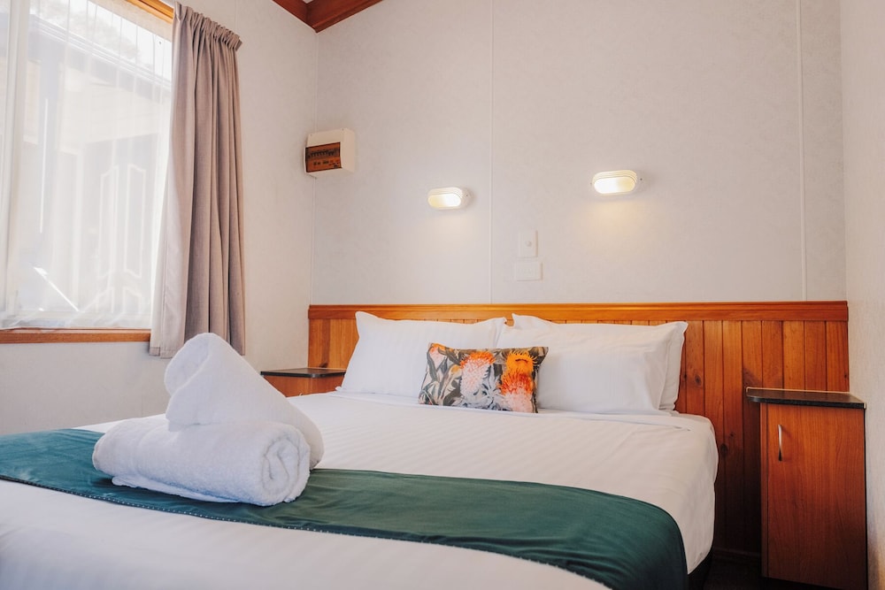 2 Bedrooms, Premium, Cabin, 1 Queen and 2 Bunk Beds