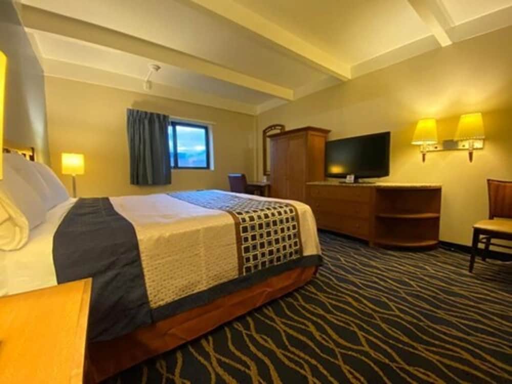 Economy Inn North Randall 14/49