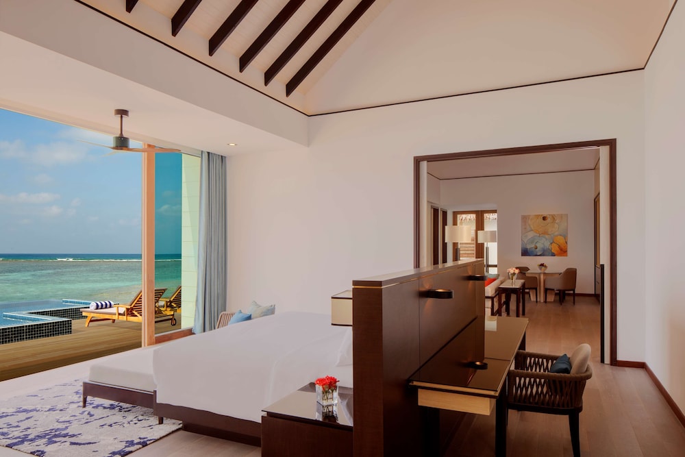 3 Bedrooms, Water Villa, Sunset, 2 King Beds, Private Pool, Lounge Access، Radisson Blu Resort Maldives 4/7