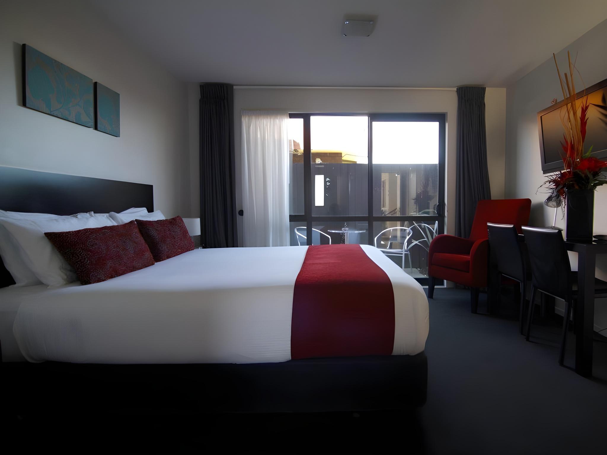EXECUTIVE, STUDIO, KING BED