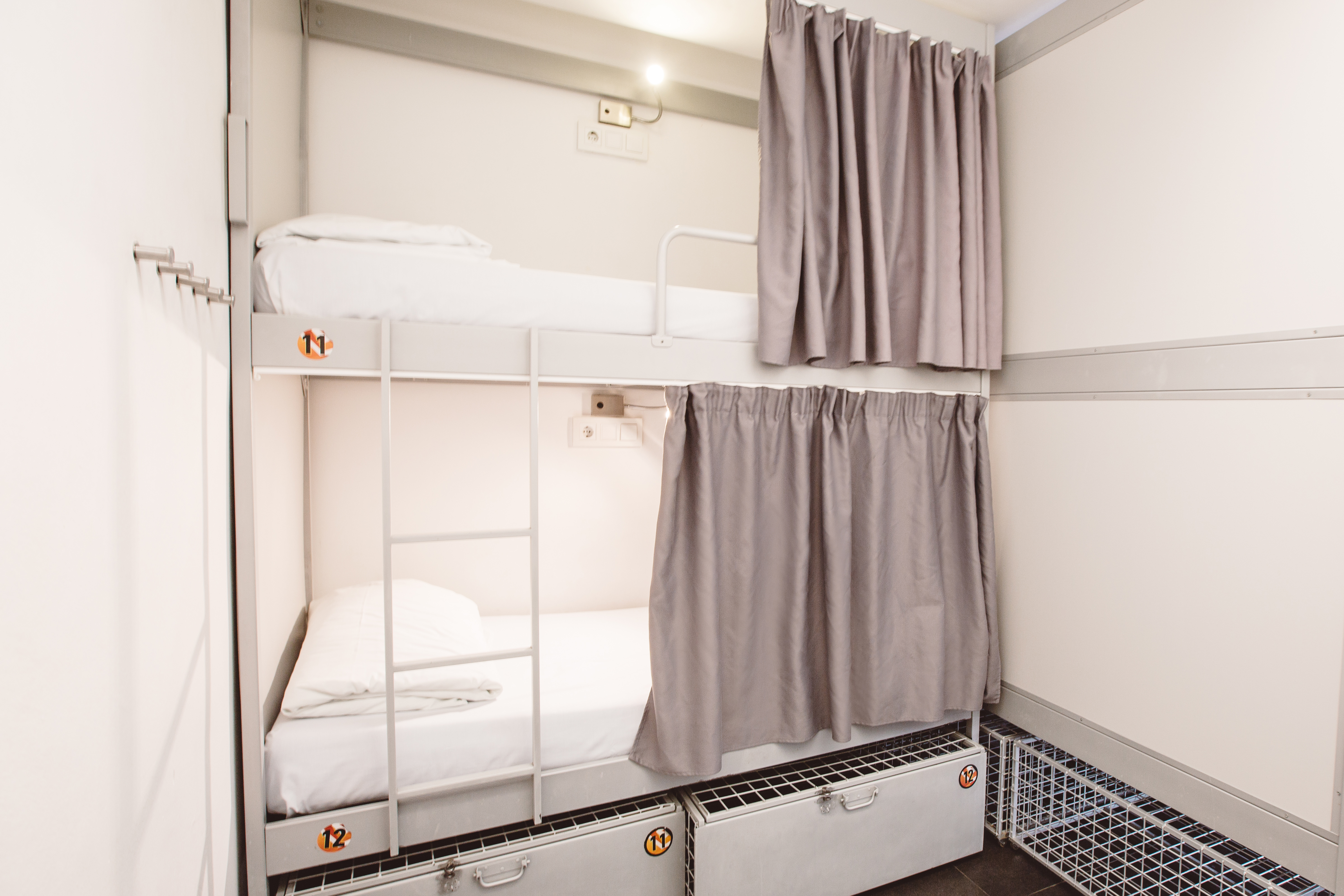 Female Dorm, 16 Beds, Hostel St Christophers Inn Barcelona 2/2