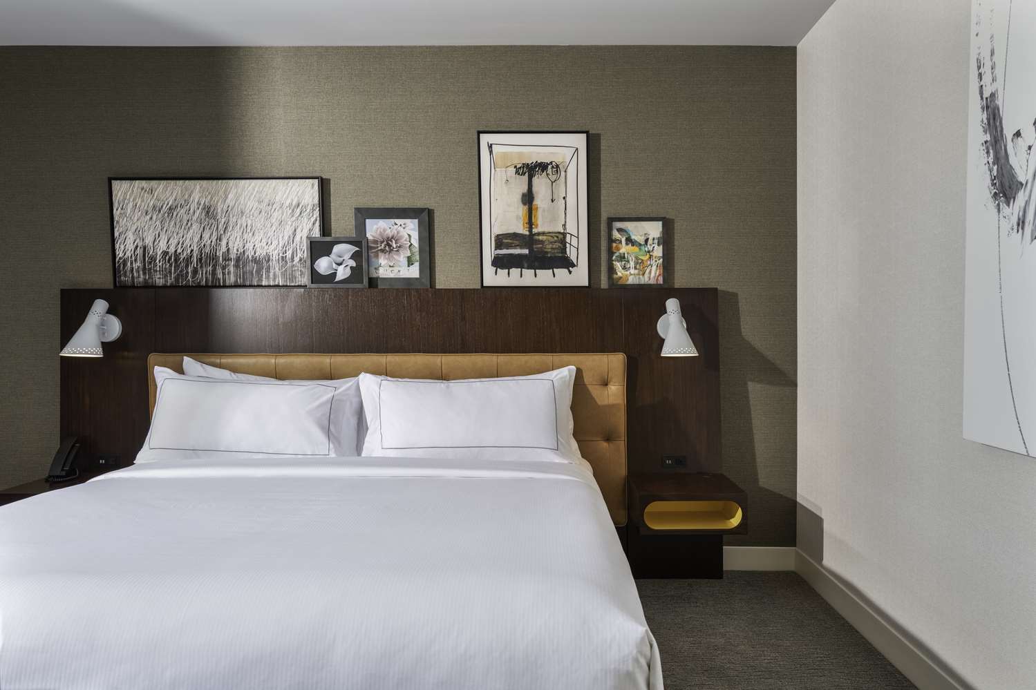Room, King Bed, with Pool, Bathtub, Accessible