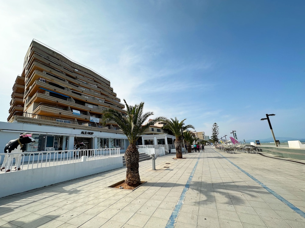 APARTAMENTOS BERNAT PIE DE PLAYA 3000 63/68