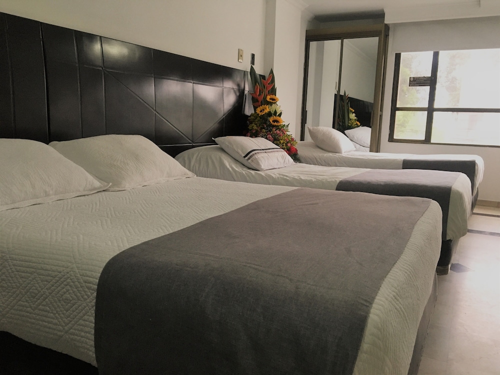 Hotel Ejecutivo Av La Esperanza 10/18
