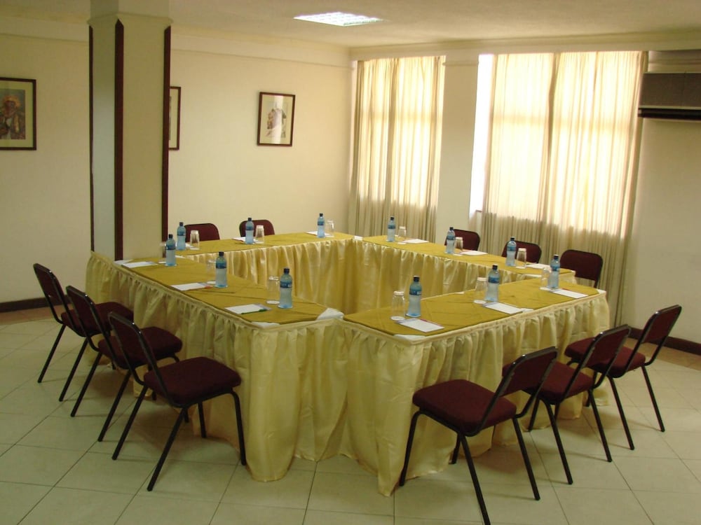 Royal Court Hotel 34/38