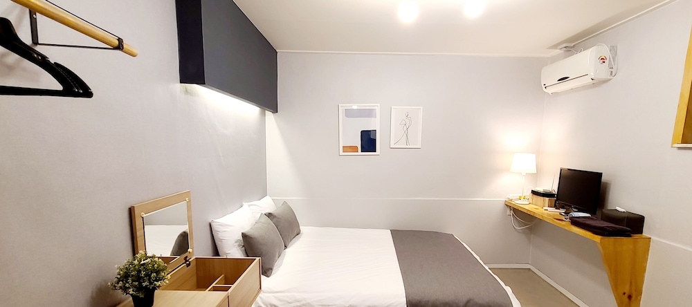 STUDIO, DOUBLE BED