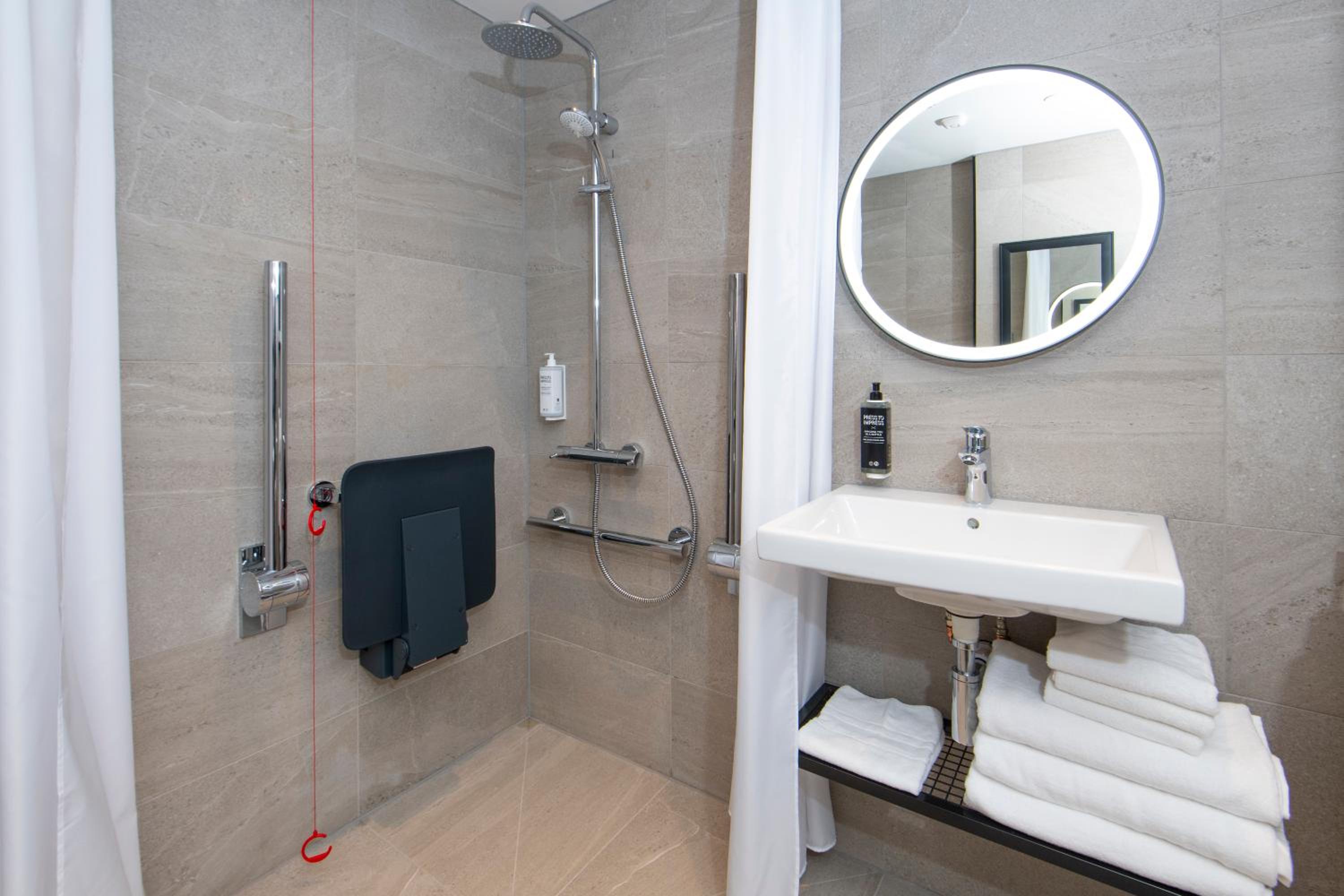 غرفة قياسية بسرير مزدوج مع أريكة لذوي الإعاقة، Ibis Styles London Gatwick Airport 9/10