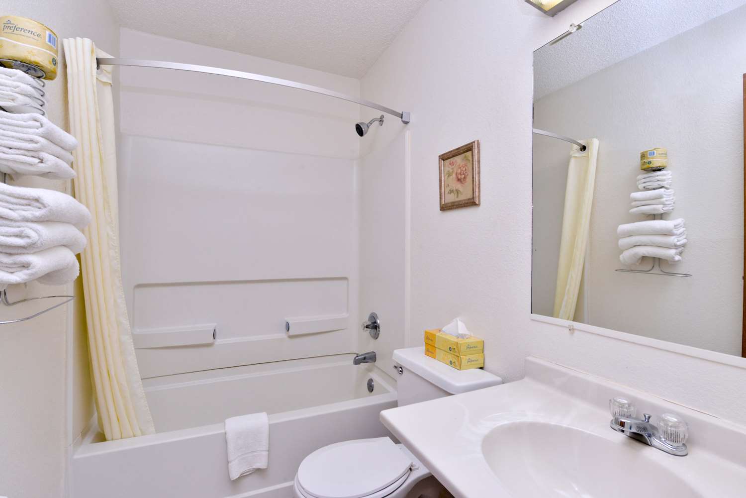 جناح بسرير كينج بحوض جاكوزي، Americas Best Value Inn & Suites International Falls 2/2