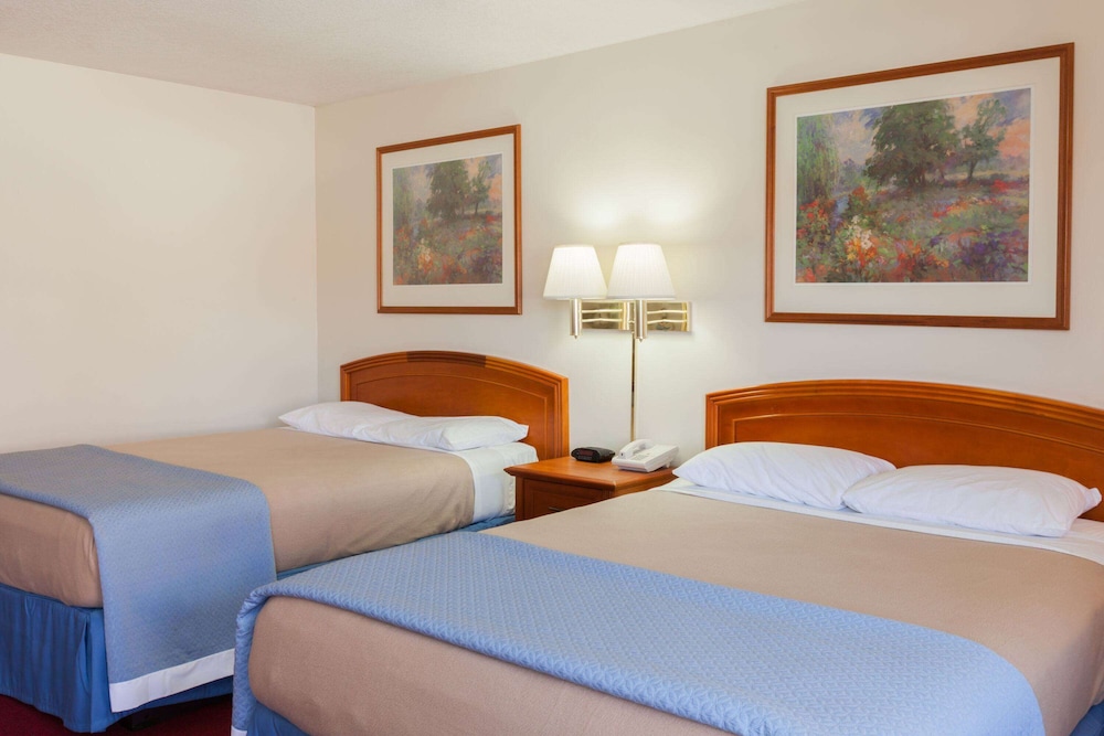 Days Inn by Wyndham Castaic Six Flags Magic Mountain 6/15