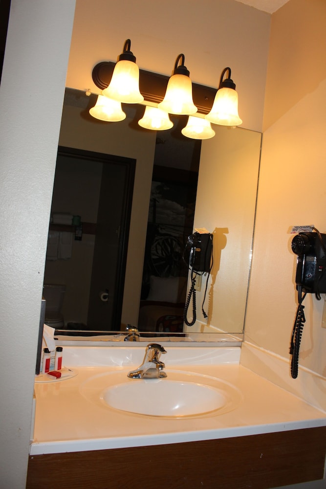 Super 8 by Wyndham Chamberlain SD 34/38