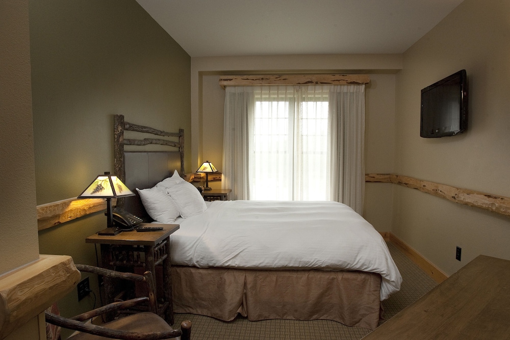 Suite, 1 Queen and 1 Murphy Bed, Queen Murphy Bed