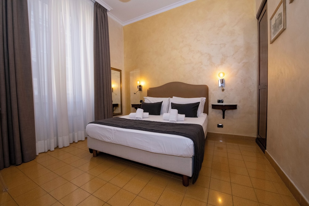 ROOM, DOUBLE BED