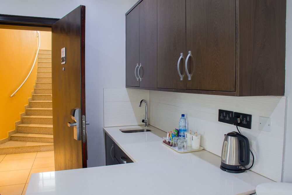 Leola Suites 35/37