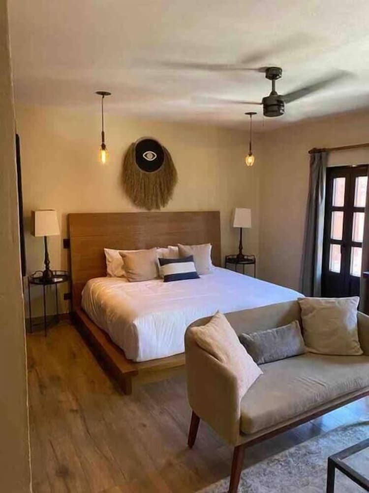 DELUXE, SUITE