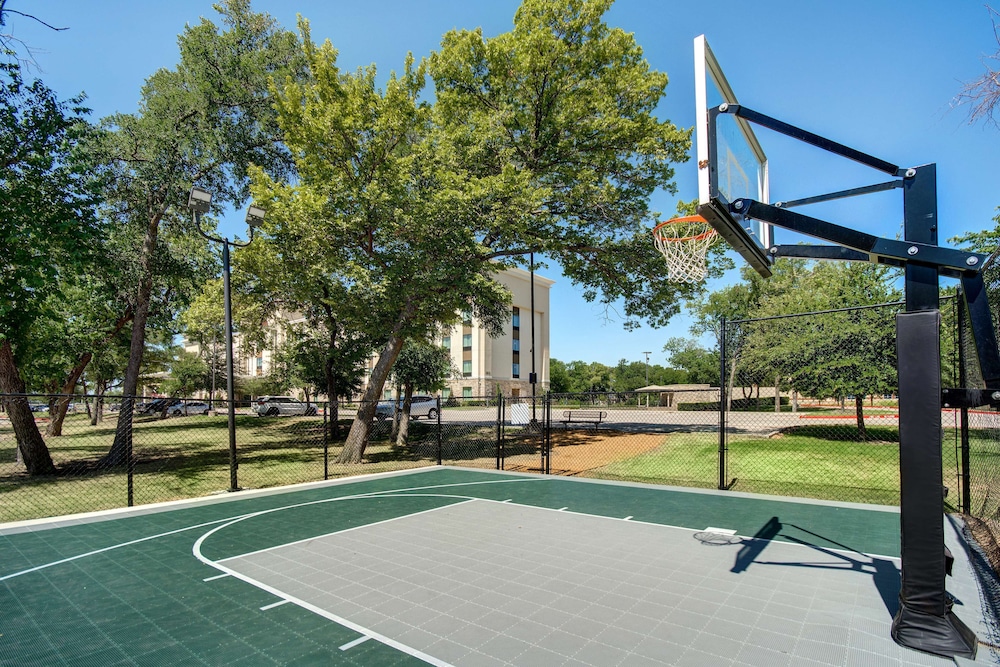 Hampton Inn Suites Dallas Plano East Tx 33/76