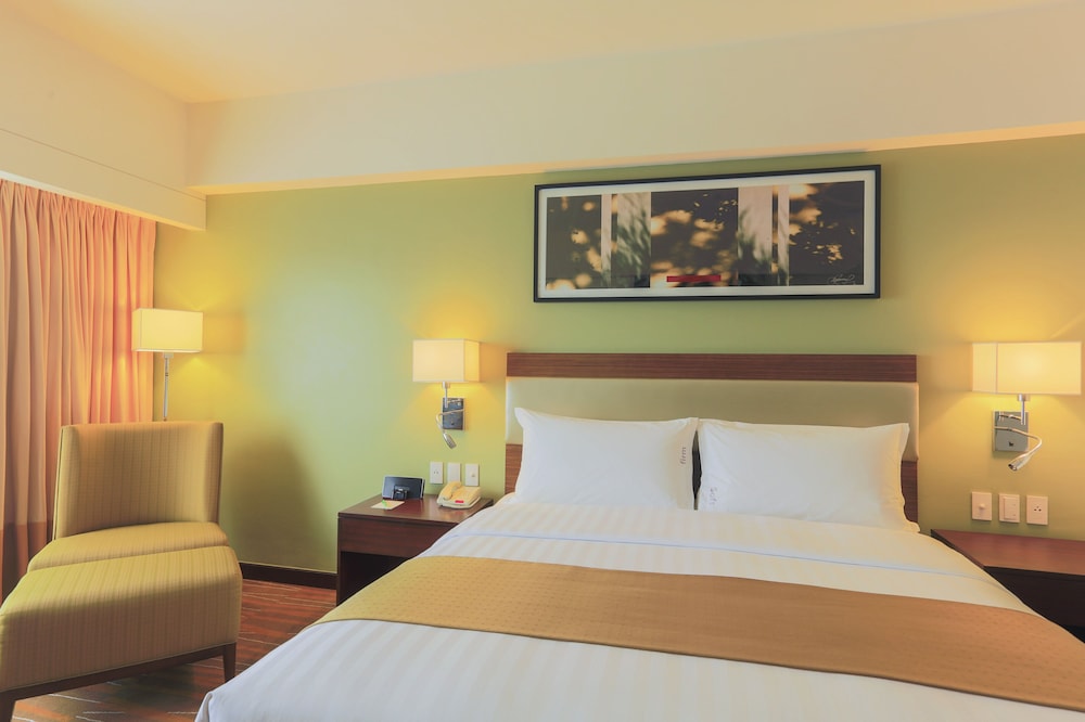 Holiday Inn & Suites Makati 20/75
