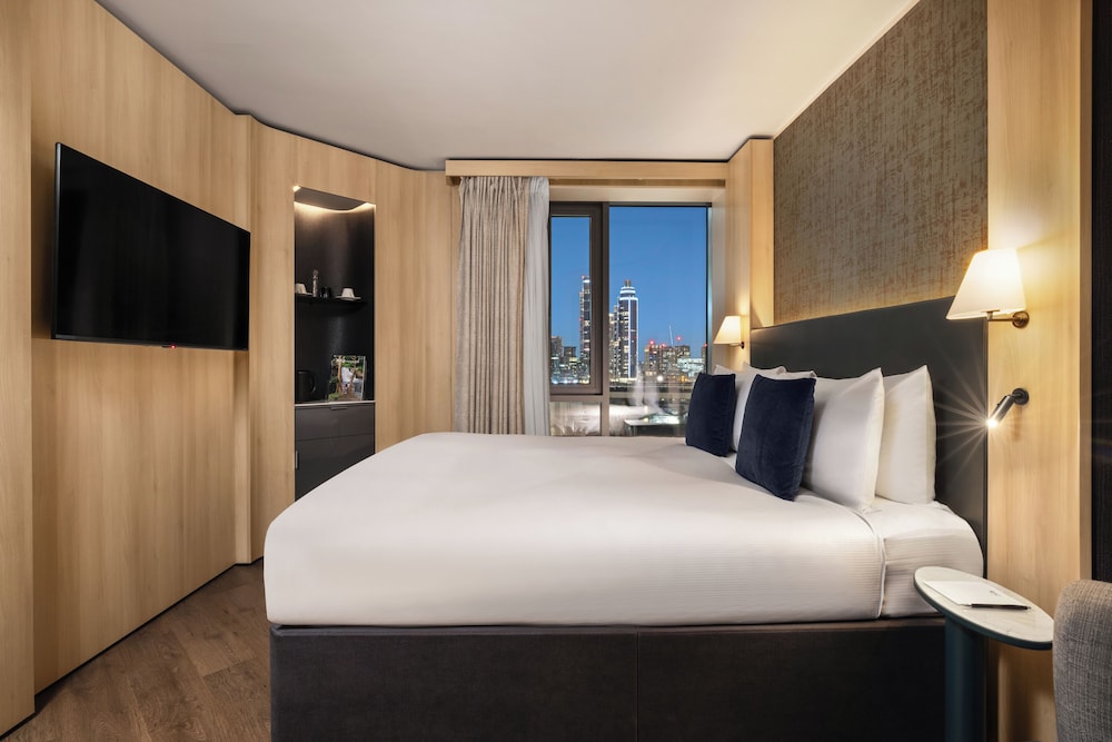 SUPERIOR, DELUXE, QUEEN BED