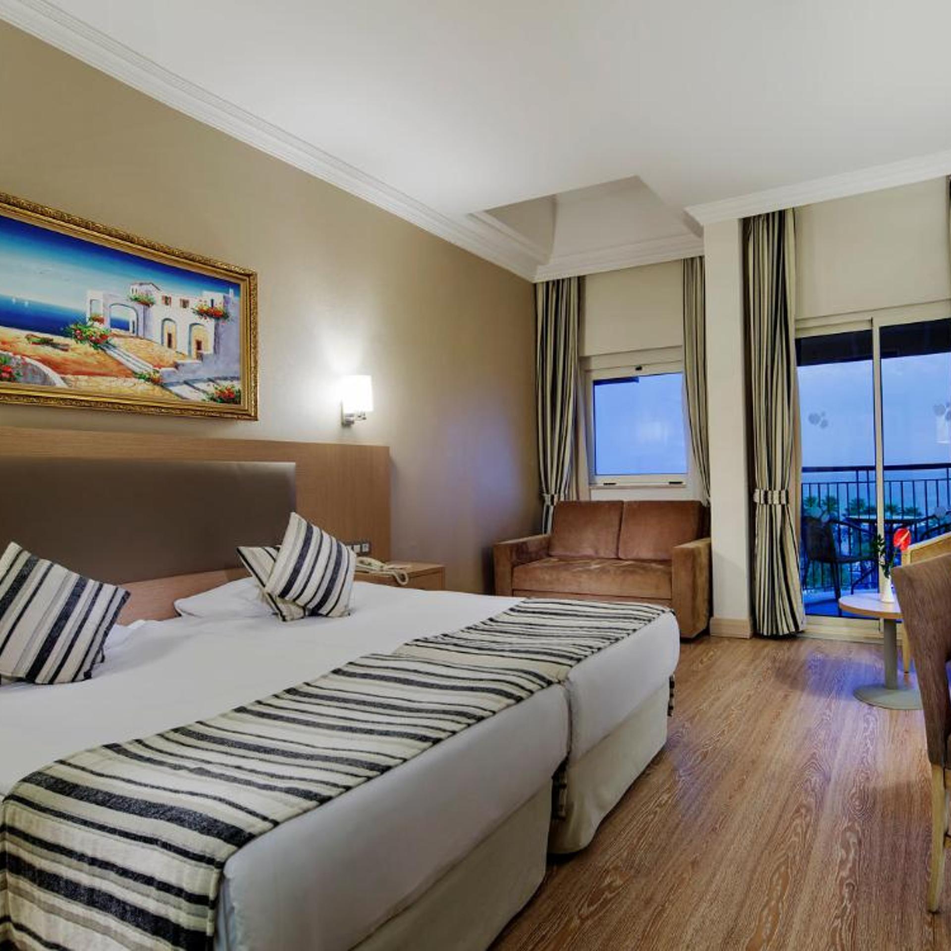 Standard, Double Bed, Side Sea View