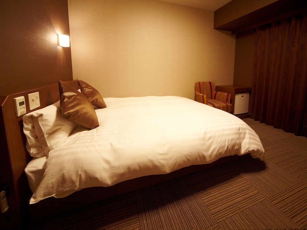 ROOM, QUEEN BED