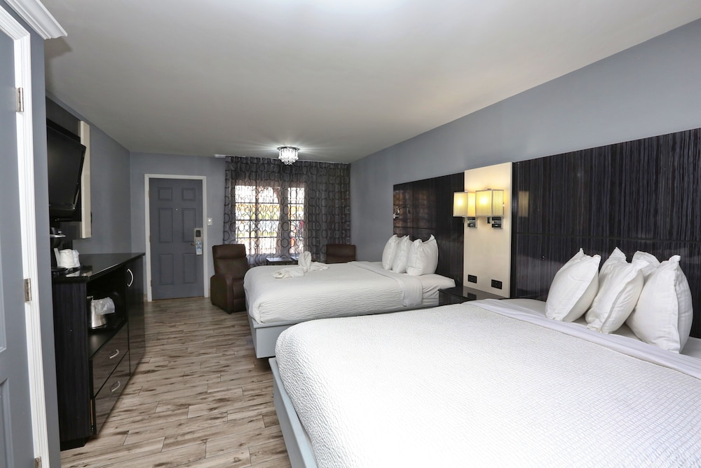 Standard, 3 Queen Beds, Bay View، Marion Motor Lodge 3/8