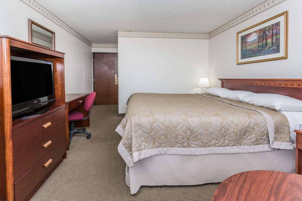 Super 8 by Wyndham Colorado Springs/Chestnut Street 18/29