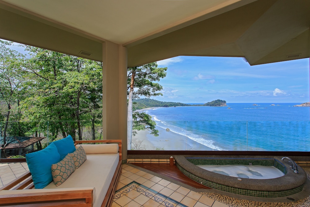 Arenas del Mar Beachfront & Rainforest Resort 24/75