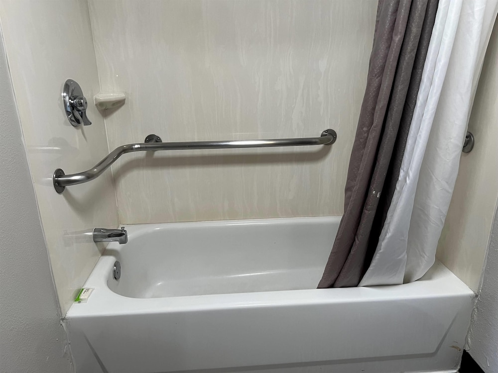 Days Inn by Wyndham Kansas City Northeast 64/65