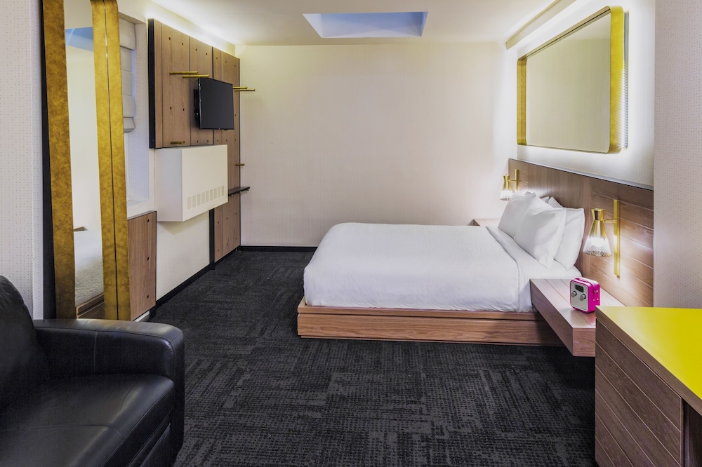 ROOM, QUEEN BED, ACCESSIBLE