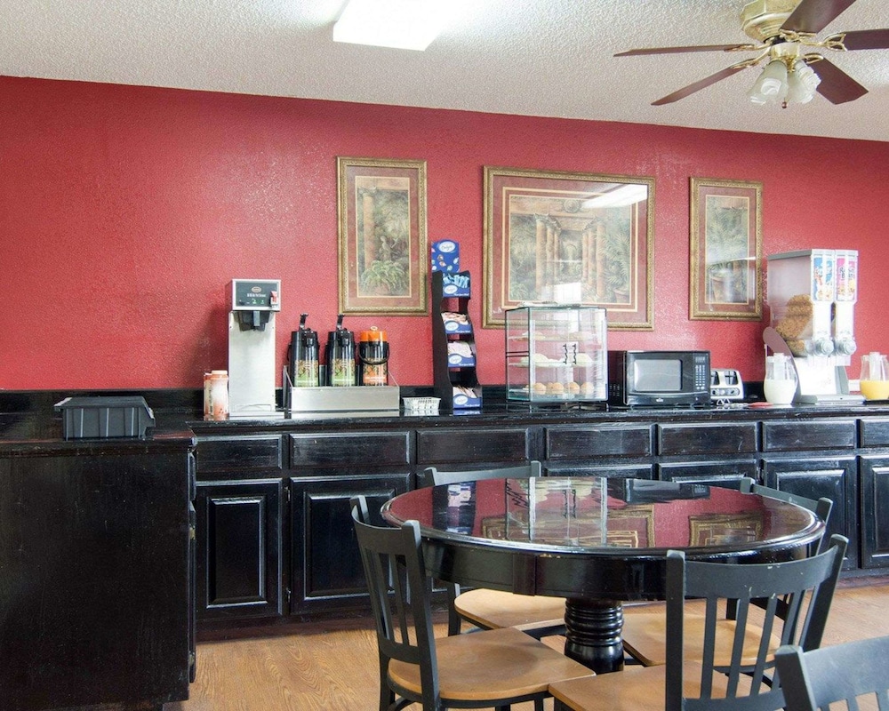 Econo Lodge Pine Bluff AR 32/35