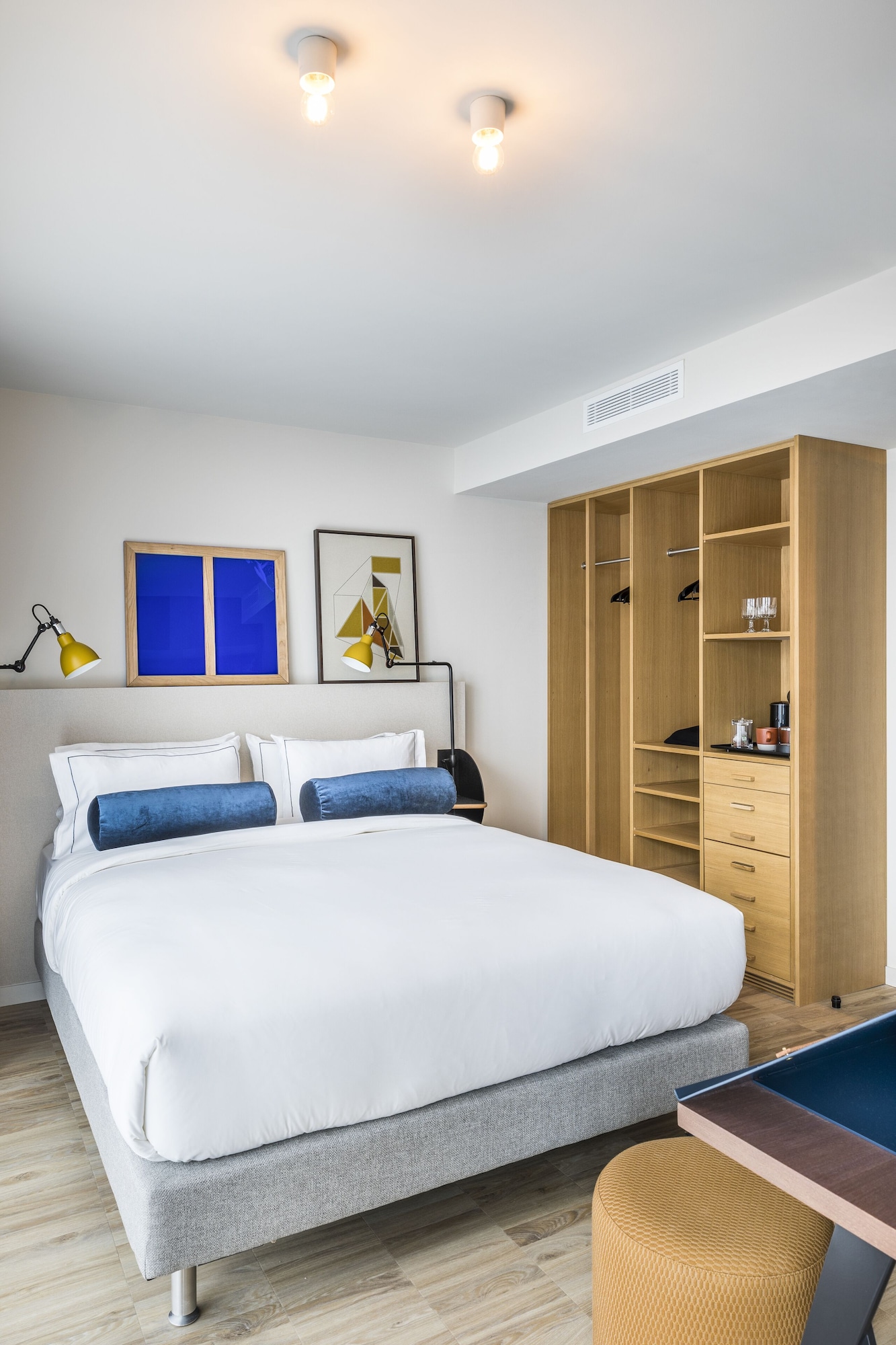 COZY, BASIC, QUEEN BED