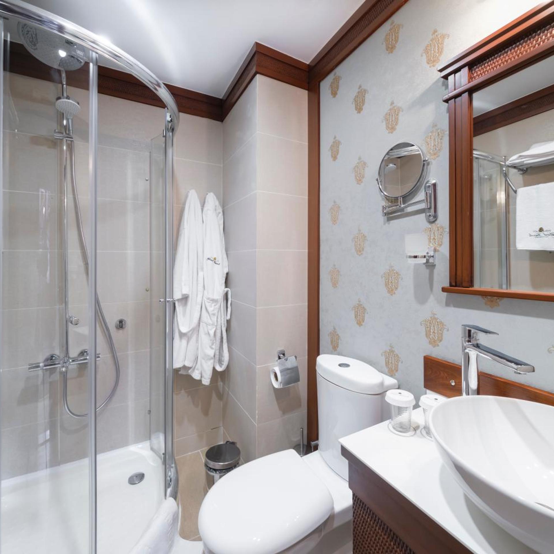 جناح بشرفة، Bosnali Hotel 9/10
