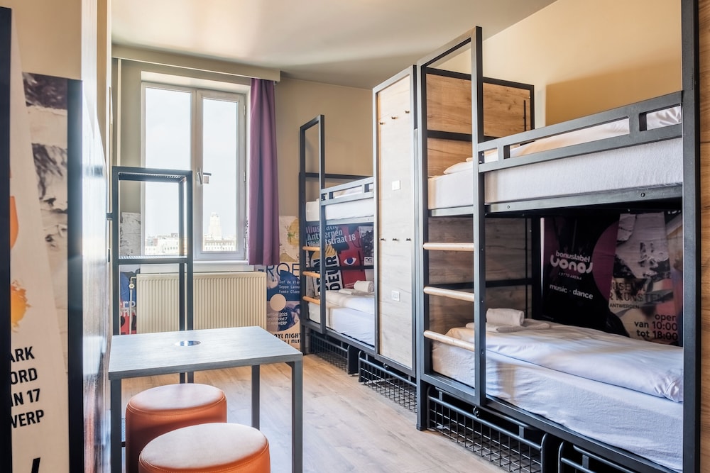 ROOM, 8 BEDS, 4 BUNK BEDS