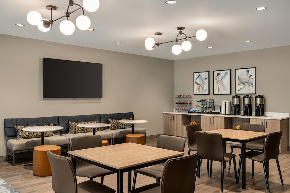 Hyatt Studios Chesapeake 32/44
