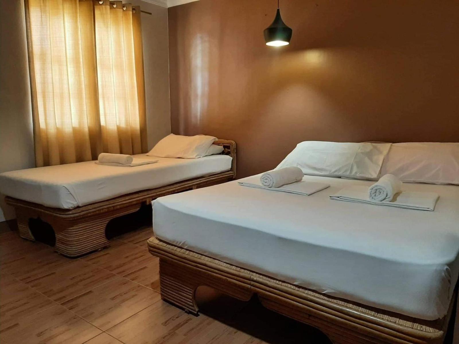 غرفة ديلوكس بسريرين منفصلين وسرير كوين وسرير فردي، Panglao Grande Resort 2/3