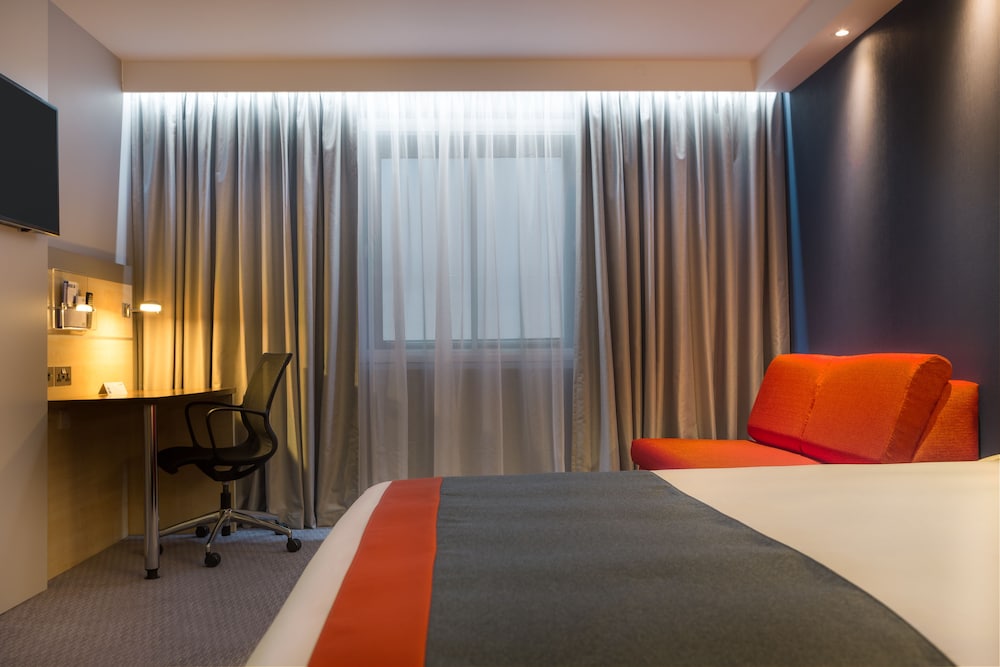 Holiday Inn Express Watford Junction 18/68